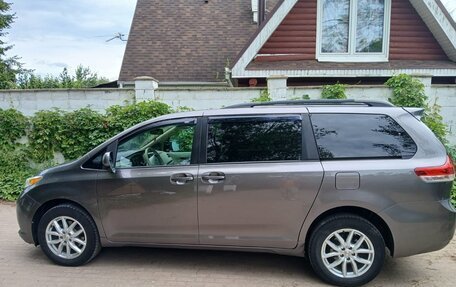 Toyota Sienna III, 2010 год, 2 250 000 рублей, 5 фотография