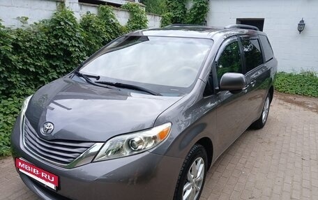 Toyota Sienna III, 2010 год, 2 250 000 рублей, 4 фотография
