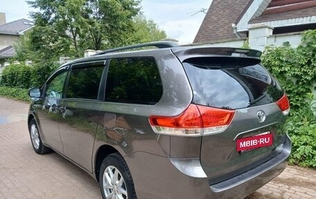 Toyota Sienna III, 2010 год, 2 250 000 рублей, 8 фотография