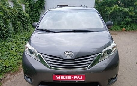 Toyota Sienna III, 2010 год, 2 250 000 рублей, 2 фотография