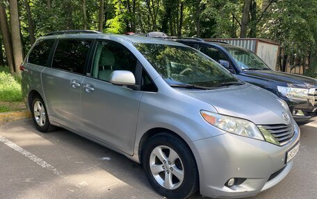Toyota Sienna III, 2012 год, 2 500 000 рублей, 2 фотография