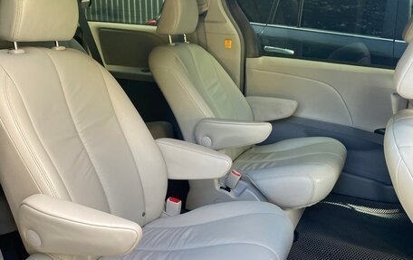Toyota Sienna III, 2012 год, 2 500 000 рублей, 7 фотография