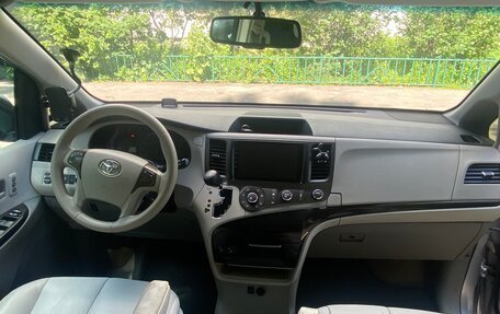 Toyota Sienna III, 2012 год, 2 500 000 рублей, 8 фотография