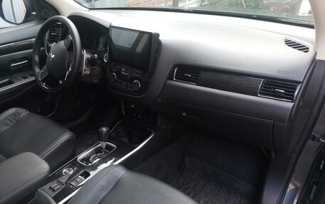 Mitsubishi Outlander III рестайлинг 3, 2017 год, 2 050 000 рублей, 5 фотография