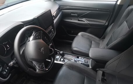 Mitsubishi Outlander III рестайлинг 3, 2017 год, 2 050 000 рублей, 17 фотография