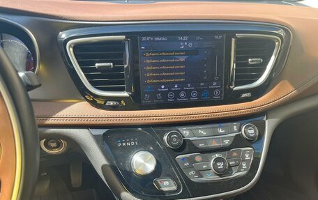 Chrysler Pacifica (RU), 2017 год, 2 950 000 рублей, 12 фотография