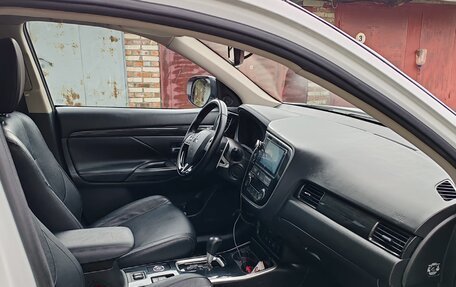 Mitsubishi Outlander III рестайлинг 3, 2017 год, 2 350 000 рублей, 8 фотография