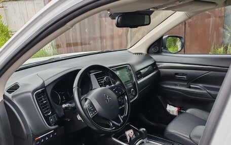 Mitsubishi Outlander III рестайлинг 3, 2017 год, 2 350 000 рублей, 7 фотография