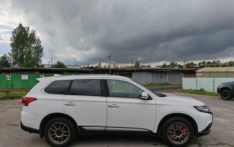 Mitsubishi Outlander III рестайлинг 3, 2017 год, 2 350 000 рублей, 5 фотография