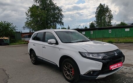 Mitsubishi Outlander III рестайлинг 3, 2017 год, 2 350 000 рублей, 2 фотография