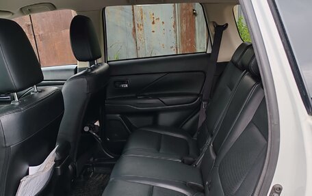 Mitsubishi Outlander III рестайлинг 3, 2017 год, 2 350 000 рублей, 9 фотография