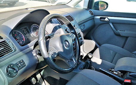 Volkswagen Touran III, 2011 год, 990 000 рублей, 4 фотография