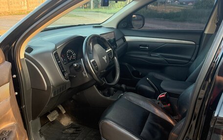 Mitsubishi Outlander III рестайлинг 3, 2013 год, 1 890 000 рублей, 2 фотография