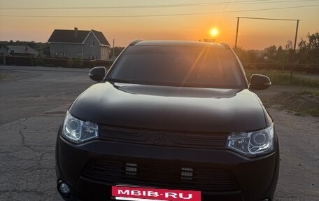 Mitsubishi Outlander III рестайлинг 3, 2013 год, 1 890 000 рублей, 3 фотография