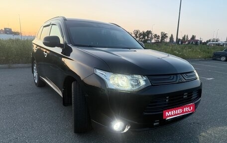 Mitsubishi Outlander III рестайлинг 3, 2013 год, 1 890 000 рублей, 10 фотография