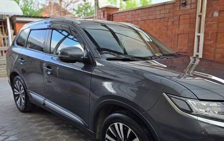 Mitsubishi Outlander III рестайлинг 3, 2020 год, 2 500 000 рублей, 8 фотография