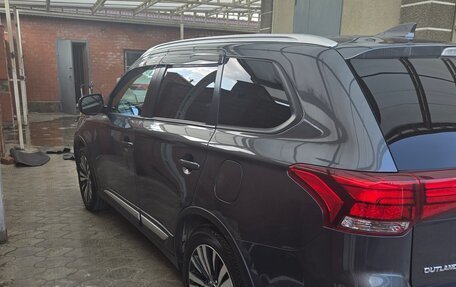 Mitsubishi Outlander III рестайлинг 3, 2020 год, 2 500 000 рублей, 11 фотография
