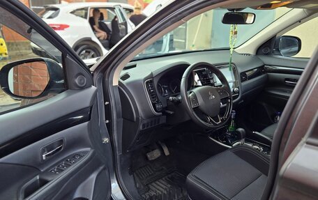 Mitsubishi Outlander III рестайлинг 3, 2020 год, 2 500 000 рублей, 10 фотография