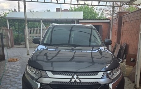 Mitsubishi Outlander III рестайлинг 3, 2020 год, 2 500 000 рублей, 5 фотография
