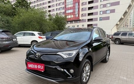 Toyota RAV4, 2017 год, 2 650 000 рублей, 2 фотография