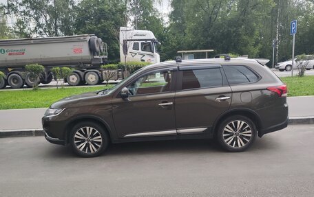 Mitsubishi Outlander III рестайлинг 3, 2020 год, 2 700 000 рублей, 8 фотография