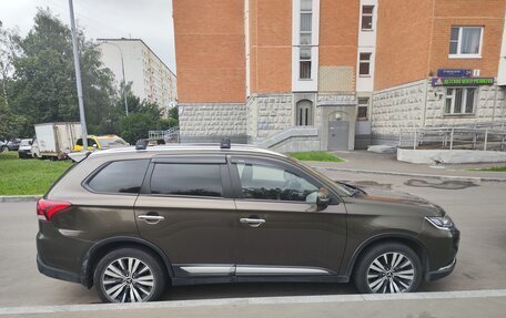 Mitsubishi Outlander III рестайлинг 3, 2020 год, 2 700 000 рублей, 4 фотография