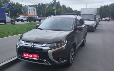 Mitsubishi Outlander III рестайлинг 3, 2020 год, 2 700 000 рублей, 2 фотография