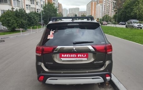 Mitsubishi Outlander III рестайлинг 3, 2020 год, 2 700 000 рублей, 6 фотография