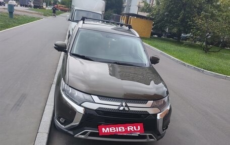 Mitsubishi Outlander III рестайлинг 3, 2020 год, 2 700 000 рублей, 3 фотография