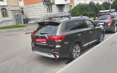 Mitsubishi Outlander III рестайлинг 3, 2020 год, 2 700 000 рублей, 5 фотография