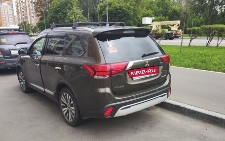 Mitsubishi Outlander III рестайлинг 3, 2020 год, 2 700 000 рублей, 7 фотография