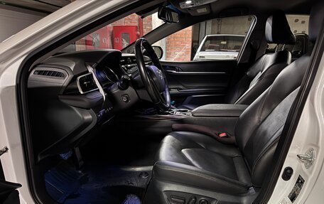 Toyota Camry, 2019 год, 3 190 000 рублей, 10 фотография