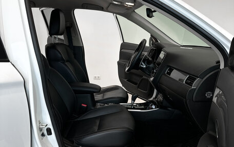 Mitsubishi Outlander III рестайлинг 3, 2018 год, 2 444 000 рублей, 12 фотография