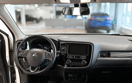 Mitsubishi Outlander III рестайлинг 3, 2018 год, 2 444 000 рублей, 10 фотография