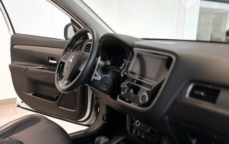 Mitsubishi Outlander III рестайлинг 3, 2018 год, 2 444 000 рублей, 11 фотография