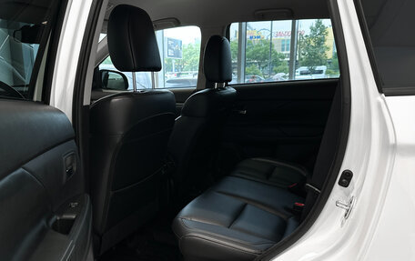 Mitsubishi Outlander III рестайлинг 3, 2018 год, 2 444 000 рублей, 14 фотография