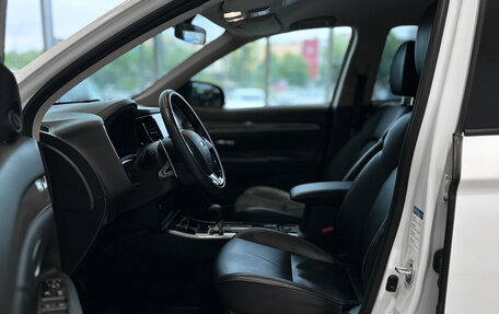 Mitsubishi Outlander III рестайлинг 3, 2018 год, 2 444 000 рублей, 9 фотография