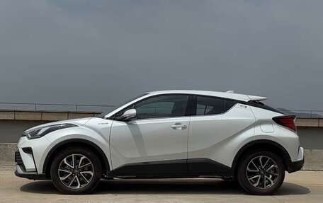 Toyota C-HR I рестайлинг, 2022 год, 2 064 000 рублей, 2 фотография