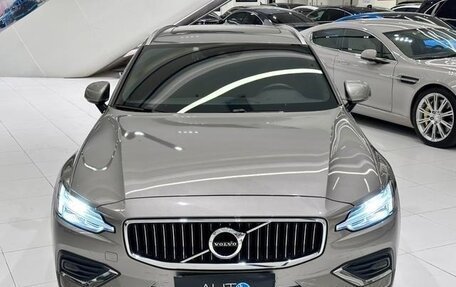 Volvo V60 II, 2021 год, 3 150 000 рублей, 2 фотография