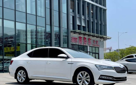Skoda Superb III рестайлинг, 2022 год, 1 790 000 рублей, 3 фотография