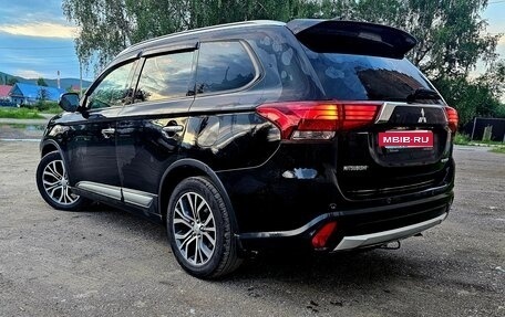 Mitsubishi Outlander III рестайлинг 3, 2017 год, 1 800 000 рублей, 3 фотография
