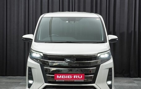 Toyota Noah III, 2018 год, 2 699 000 рублей, 2 фотография