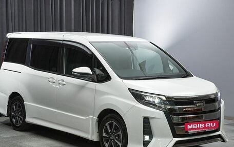 Toyota Noah III, 2018 год, 2 699 000 рублей, 3 фотография