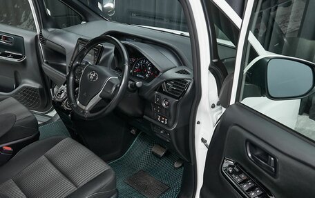 Toyota Noah III, 2018 год, 2 699 000 рублей, 9 фотография