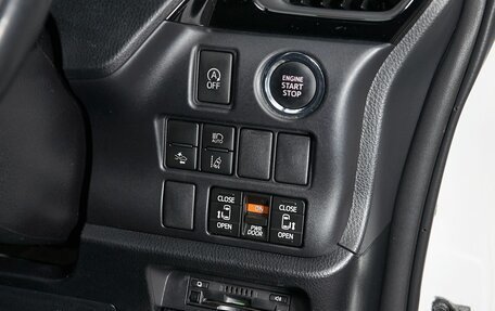 Toyota Noah III, 2018 год, 2 699 000 рублей, 12 фотография