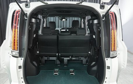 Toyota Noah III, 2018 год, 2 699 000 рублей, 10 фотография
