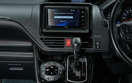 Toyota Noah III, 2018 год, 2 699 000 рублей, 19 фотография