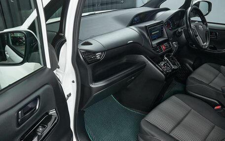 Toyota Noah III, 2018 год, 2 699 000 рублей, 13 фотография