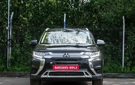 Mitsubishi Outlander III рестайлинг 3, 2020 год, 1 899 000 рублей, 3 фотография