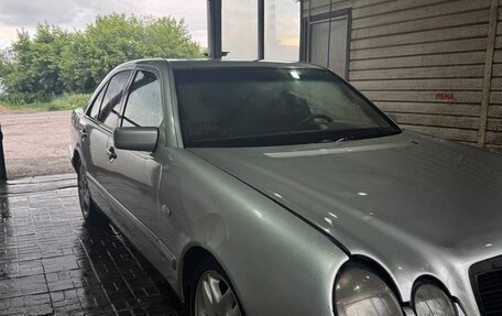 Mercedes-Benz E-Класс, 1996 год, 300 000 рублей, 2 фотография